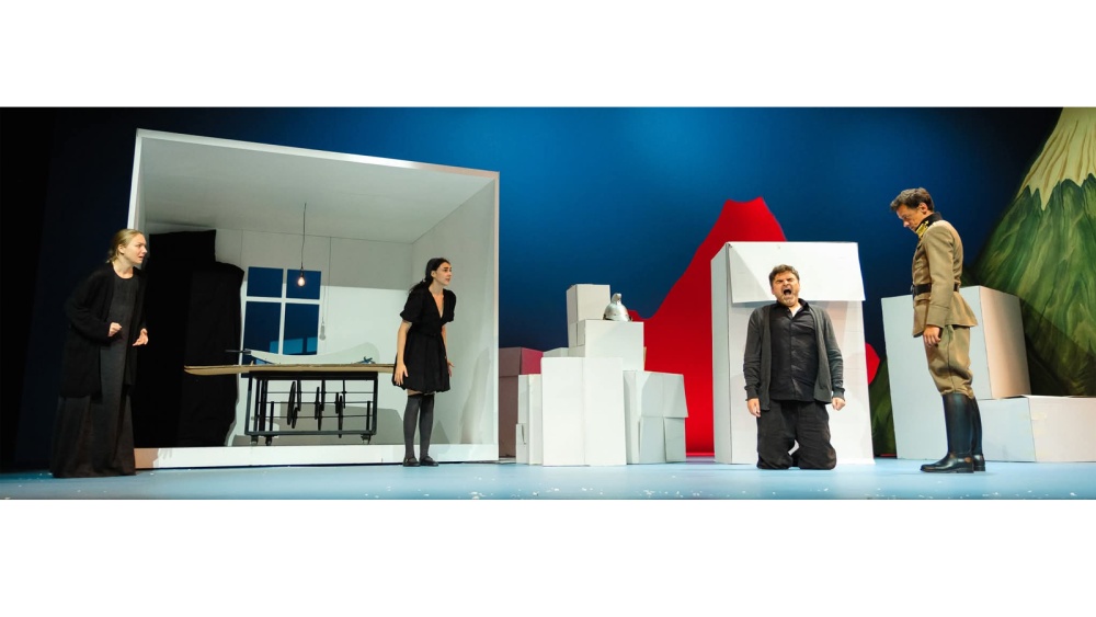 Comedia neagră „Familia Tot” deschide stagiunea 2025-2026 la Teatrul „Jean Bart”