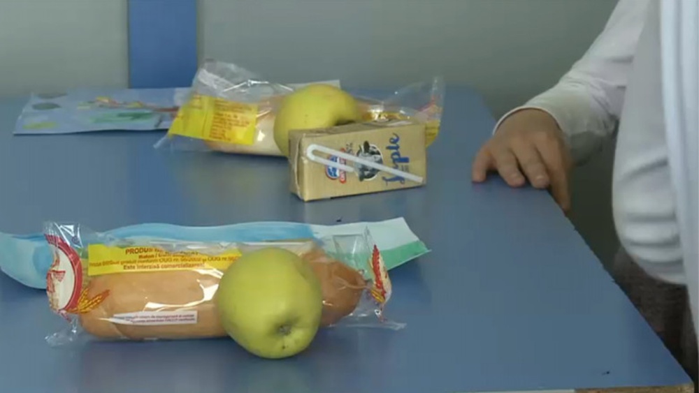 Elevii tulceni mai au de aşteptat până vor primi  lapte, corn şi mere în şcoli