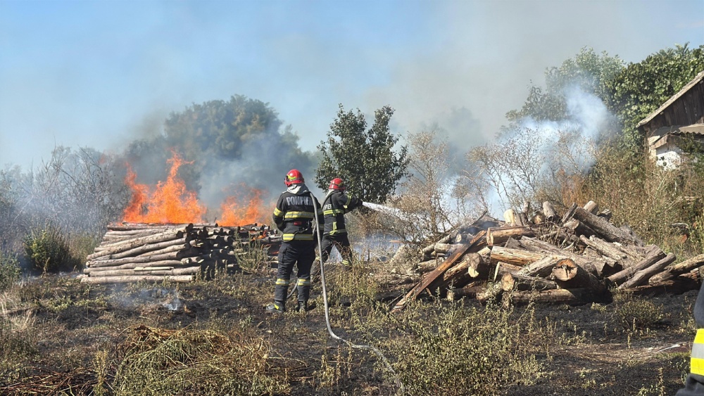 Incendii în Văcăreni şi Cataloi. Pompierii intervin în aceste momente pentru stingerea focarelor