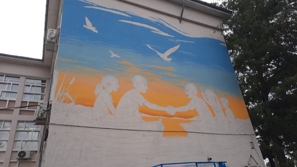 O pictură murală de mari dimensiuni prinde viaţă la Şcoala „Alexandru Ciucurencu” din Tulcea