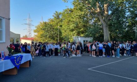 Prima zi de şcoală la Tulcea: festivităţi discrete, ameninţări cu boicotul