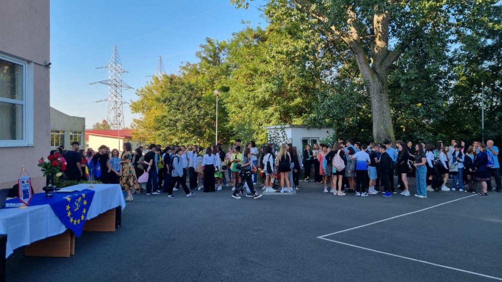 Prima zi de şcoală la Tulcea: festivităţi discrete, ameninţări cu boicotul