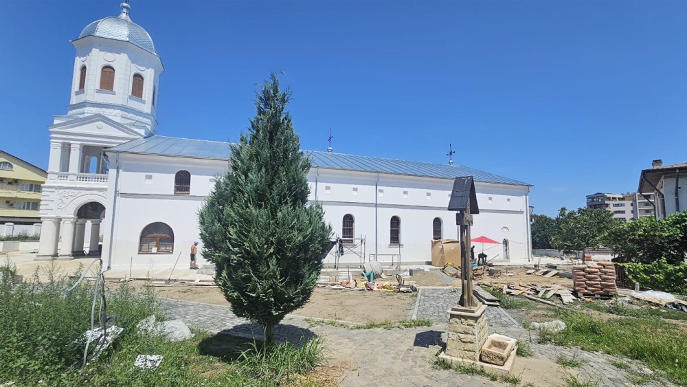 Strângere de fonduri pentru Biserica „Buna Vestire”: spectacol multietnic, ateliere de broderie şi croşetat