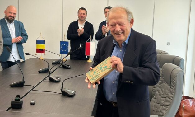 Disidentul polonez Adam Michnik a primit Cheia oraşului Tulcea: „Mulţumesc Tulcei şi cheia o s-o iau cu mine şi o să mă laud cu ea la Varşovia”