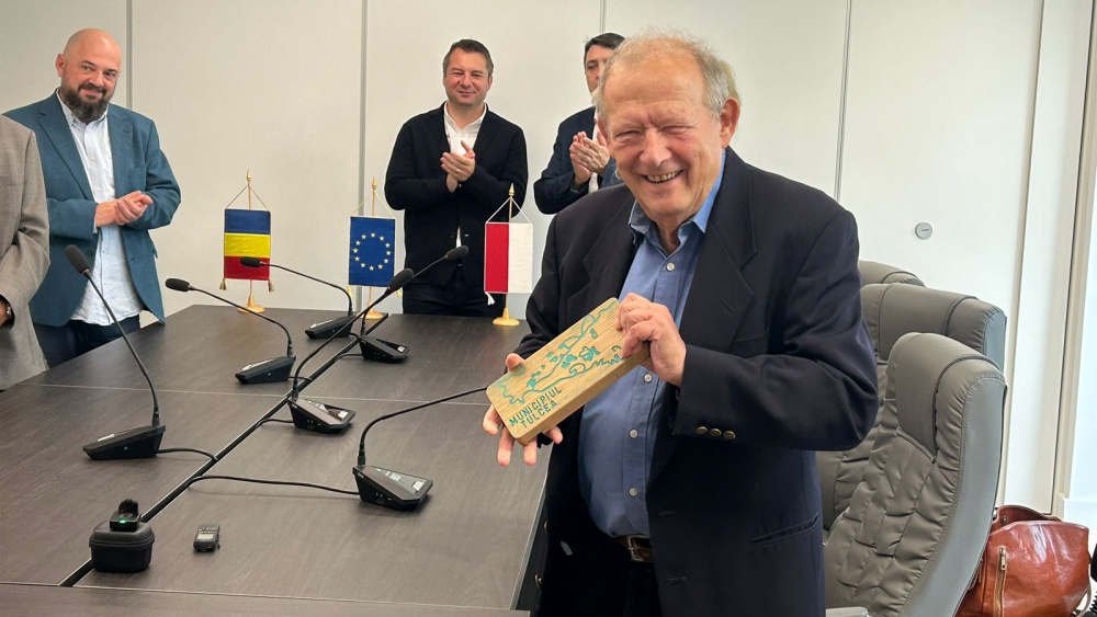 Disidentul polonez Adam Michnik a primit Cheia oraşului Tulcea: „Mulţumesc Tulcei şi cheia o s-o iau cu mine şi o să mă laud cu ea la Varşovia”
