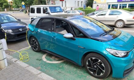 Primăria Tulcea va taxa şoferii pentru încărcarea maşinilor electrice