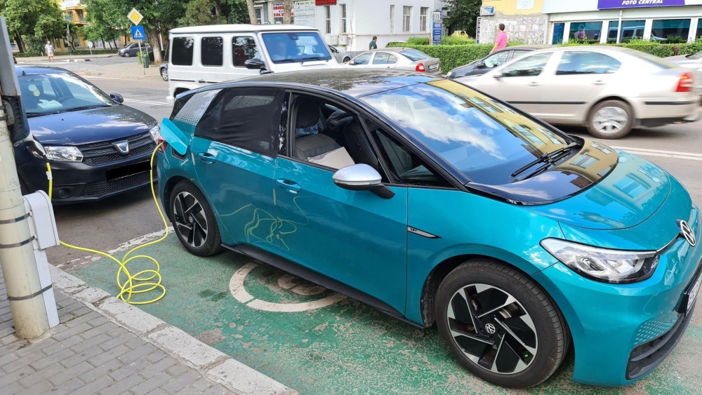 Primăria Tulcea va taxa şoferii pentru încărcarea maşinilor electrice