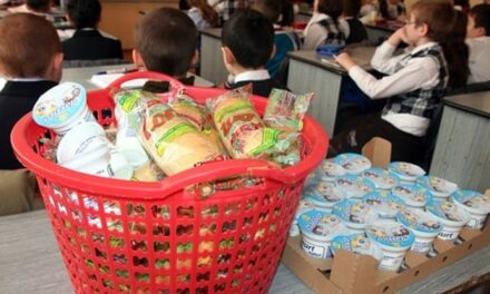Programul „Laptele şi cornul”, din nou în atenţia consilierilor judeţeni: elevii nu au primit fructe în ultimii doi ani