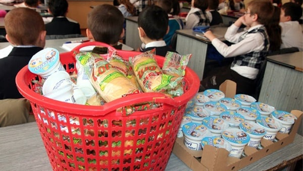 Programul „Laptele şi cornul”, din nou în atenţia consilierilor judeţeni: elevii nu au primit fructe în ultimii doi ani