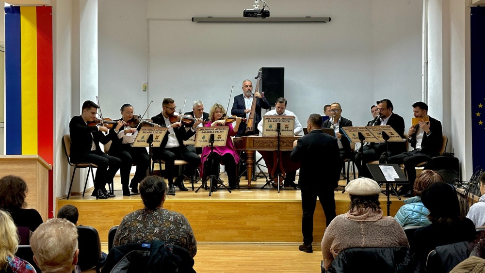 Seară de café-concert la Biblioteca Judeţeană „Panait Cerna”