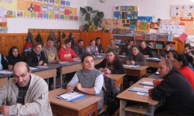 Şi la 60 de ani vor să-şi ia „diploma de clasa a VIII-a”. 100 de tulceni înscrişi în programul „A doua şansă”