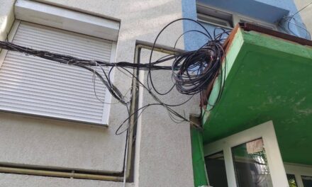 Cablurile fără stăpân atârnate de blocurile din municipiu, în atenţia consilierilor locali