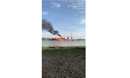 Locuitorii din Plauru, evacuaţi din cauza pericolului de explozie pe Dunăre. O navă ucraineană cu gaze lichefiate a luat foc în urma unui atac cu drone al Rusiei