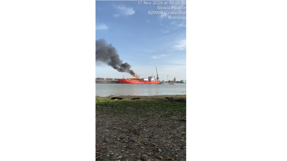 Locuitorii din Plauru, evacuaţi din cauza pericolului de explozie pe Dunăre. O navă ucraineană cu gaze lichefiate a luat foc în urma unui atac cu drone al Rusiei