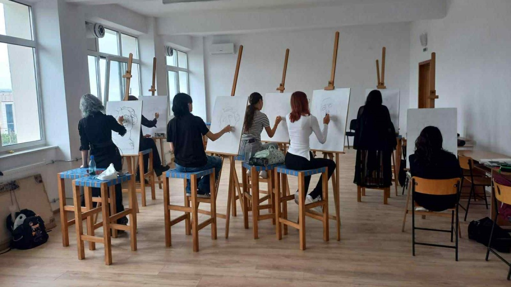 Elevii tulceni, invitaţi să participe la concursul de pictură „Pensula de Aur”