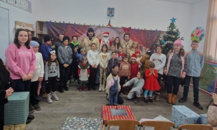 „Fii Moş Crăciun pentru un copil”: Cercetaşii tulceni strâng cadouri pentru 28 de copii