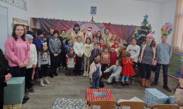 „Fii Moş Crăciun pentru un copil”: Cercetaşii tulceni strâng cadouri pentru 28 de copii