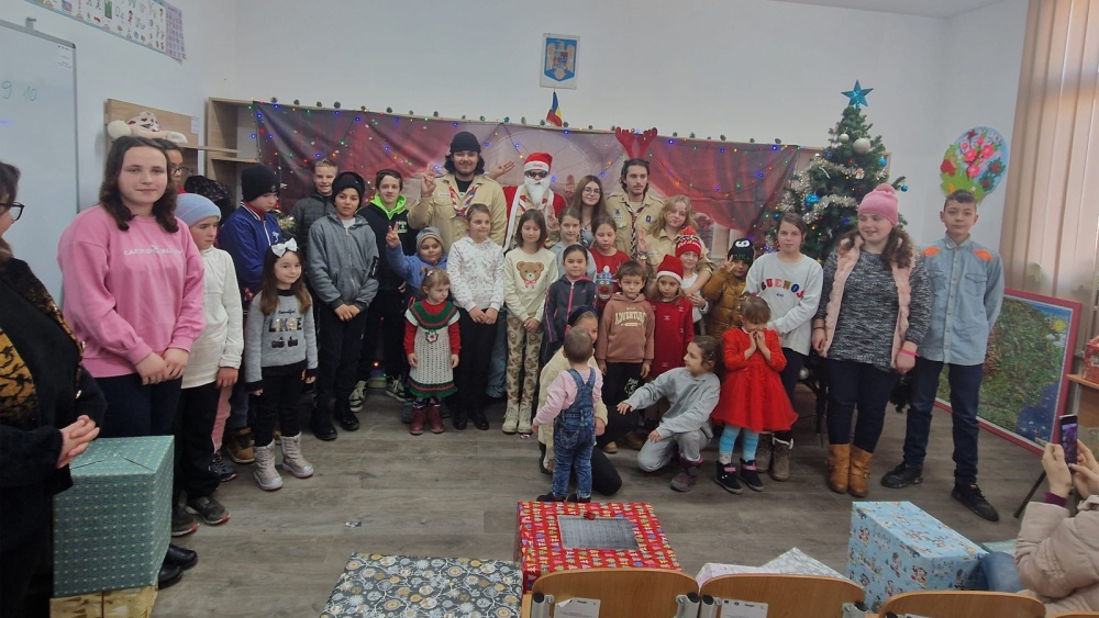 „Fii Moş Crăciun pentru un copil”: Cercetaşii tulceni strâng cadouri pentru 28 de copii