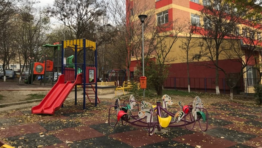 Primăria Tulcea lansează o licitaţie de 430.000 lei pentru echipamente de joacă, zone de recreere şi suprafeţe de tartan