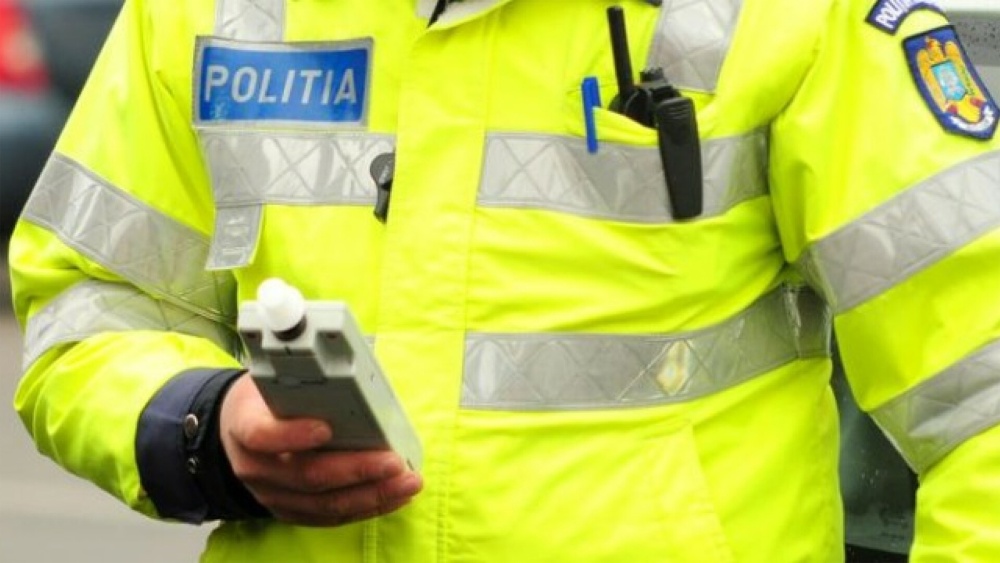 Tânără de 20 de ani din Niculiţel, prinsă la volan băută şi fără permis. Şi ea şi proprietarul maşinii au fost reţinuţi