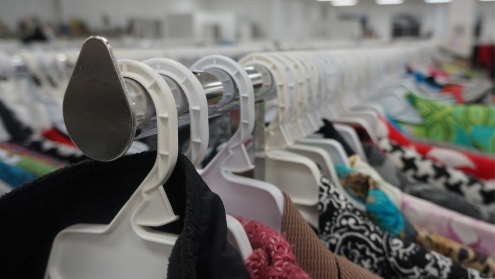 Trei copii, prinşi de poliţişti după ce au încercat să fure dintr-un magazin de haine din municipiu