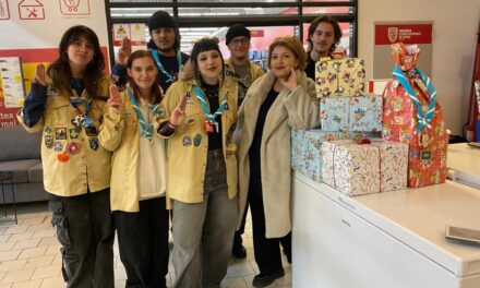 „Ordinul Cadoului Fermecat”: cercetaşii tulceni împachetează cadourile pentru cei dragi şi colindă în instituţii