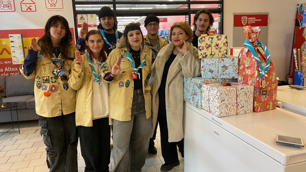 „Ordinul Cadoului Fermecat”: cercetaşii tulceni împachetează cadourile pentru cei dragi şi colindă în instituţii