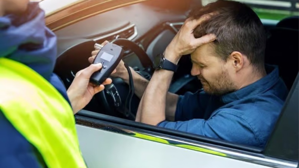 Tânăr din Somova, arestat pentru 30 de zile după ce a fost prins băut şi fără permis