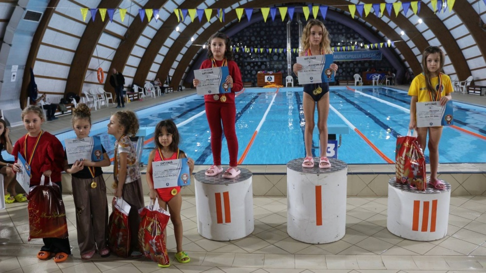 Daruri pentru înotători la „Cupa Atlantis – Moş Crăciun 2025″