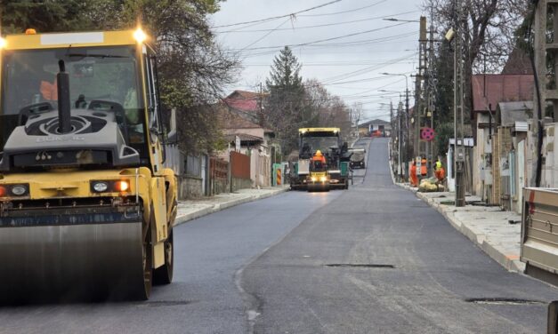 Se toarnă primul strat de asfalt pe strada Mircea Vodă