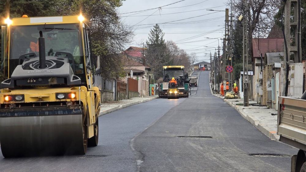 Se toarnă primul strat de asfalt pe strada Mircea Vodă