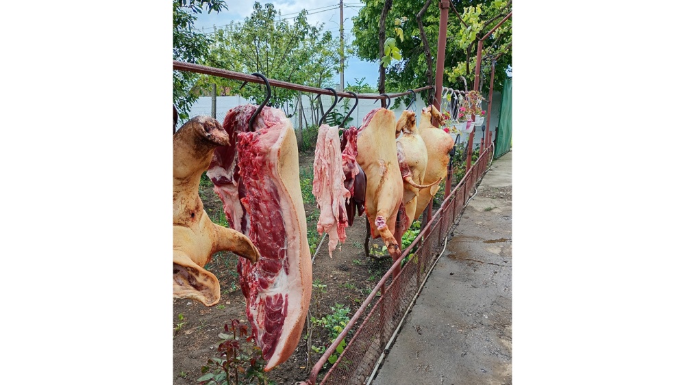 Tulcenii îşi scot porcii la vânzare pe internet, atât în viu cât şi tranşat