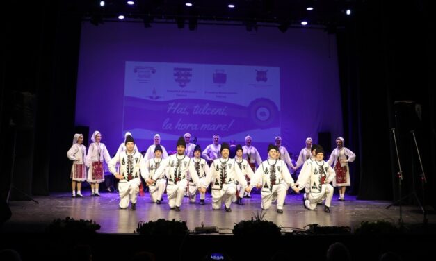 Ionuţ Galani, în spectacolul dedicat Micii Uniri, la Tulcea: „Hai să dăm mână cu mână!”, pe scena Teatrului „Jean Bart”