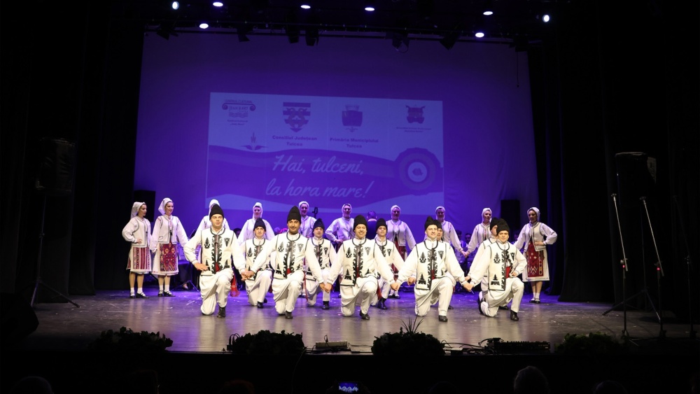 Ionuţ Galani, în spectacolul dedicat Micii Uniri, la Tulcea: „Hai să dăm mână cu mână!”, pe scena Teatrului „Jean Bart”