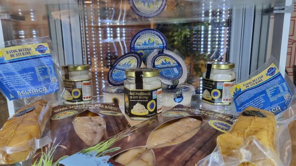 Scrumbie de Dunăre afumată, salată cu icre de ştiucă de Tulcea şi plăcintă dobrogeană, prezentate la Expoziţia „Săptămâna Verde” de la Berlin