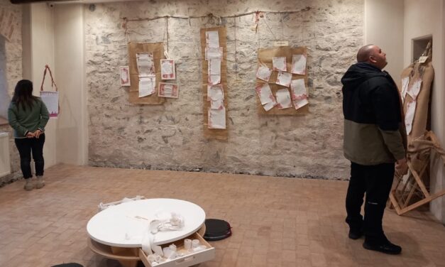 Poezia închisorilor comuniste, expusă la demisolul Casei Avramide