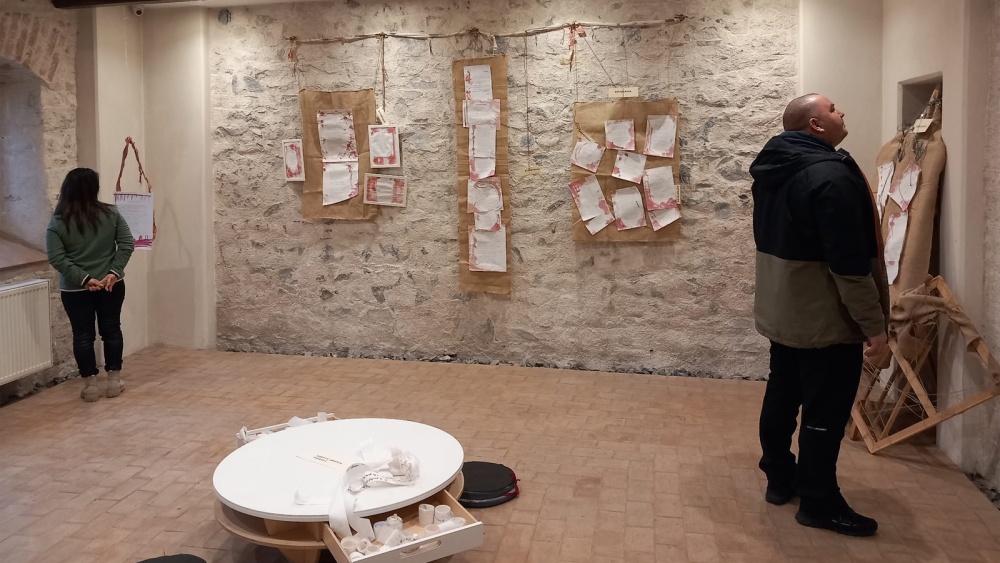 Poezia închisorilor comuniste, expusă la demisolul Casei Avramide