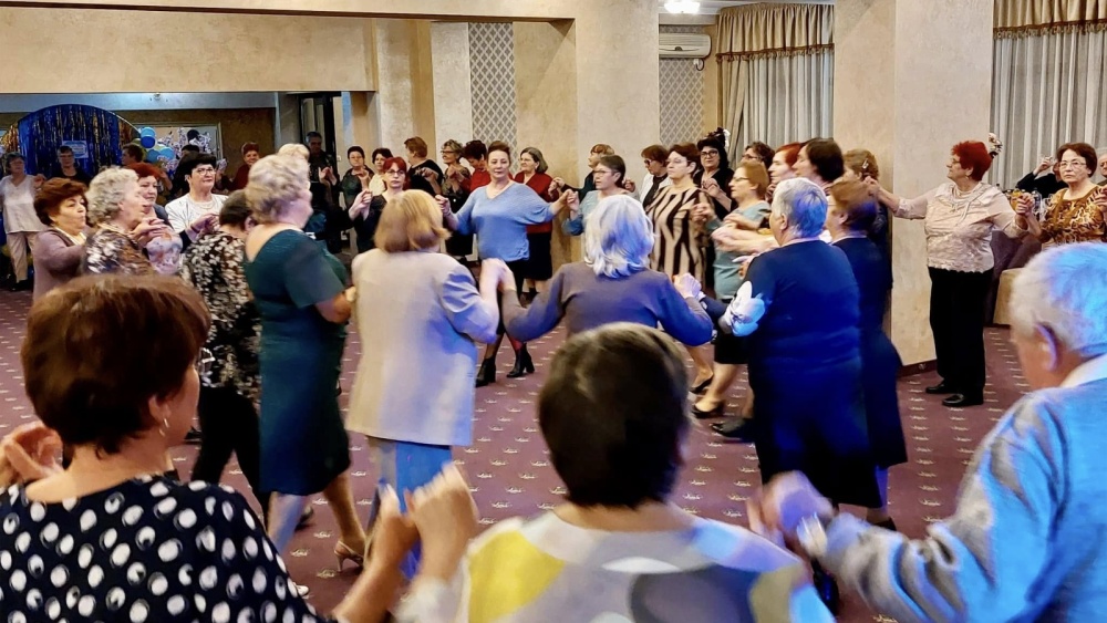 Revelionul Pensionarilor 2026 aduce muzică, dans şi voie bună la Babadag şi Isaccea