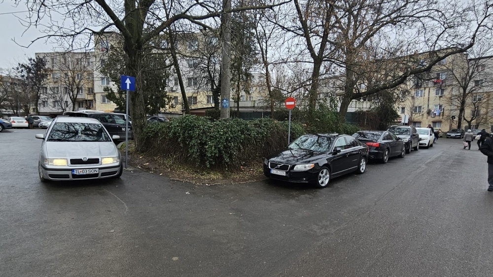 Sens unic pe Aleea Spitalului. Primăria Tulcea avertizează că maşinile parcate neregulamentar vor fi ridicate