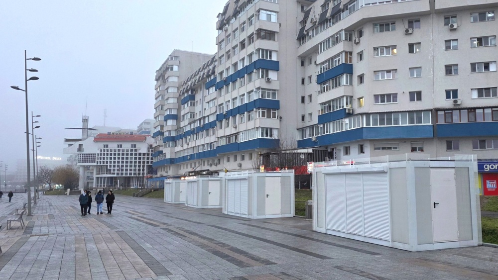 Bâlciul şi containerele de pe Faleza „Ivan Patzaichin”, criticate: consilierii judeţeni cer soluţii estetice şi urbanistice