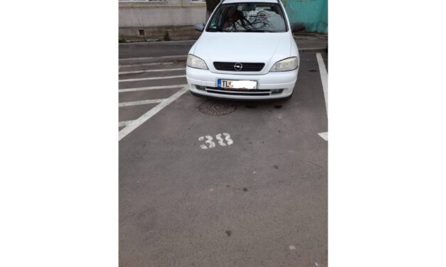 Aquaserv Tulcea: Nu parcaţi maşinile pe gurile de canalizare