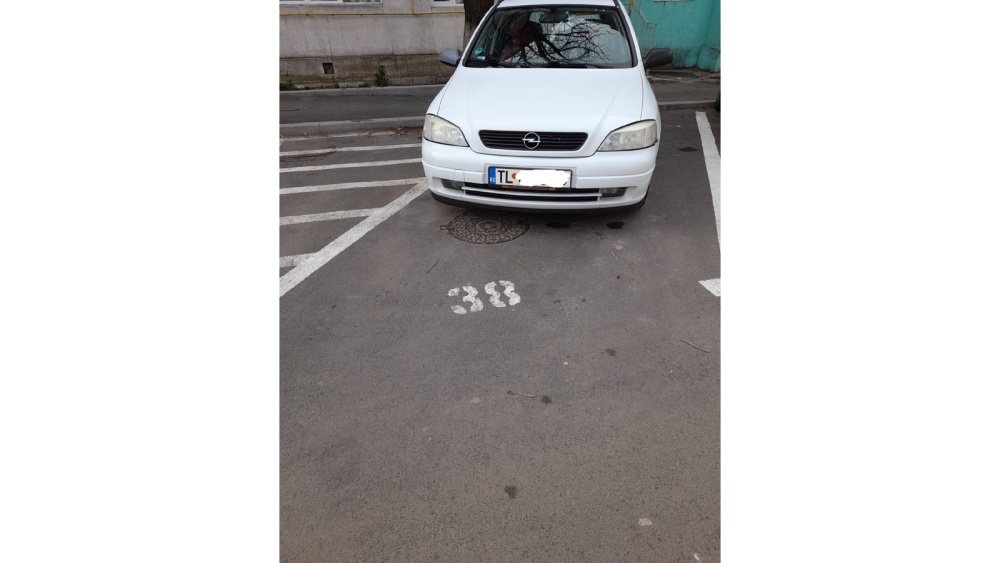 Aquaserv Tulcea: Nu parcaţi maşinile pe gurile de canalizare