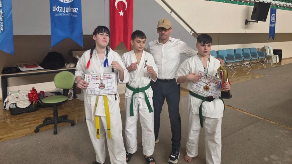 Cezar Belibrov şi Melek Yildirim – Combat Budo Gym Tulcea, campion şi vicecampioană la Campionatul Balcanic de Karate Kyokushin din Turcia