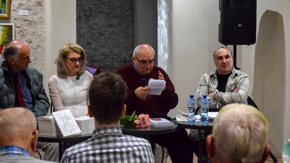 Ela Constantin a lansat volumul de poezie „versul ielelor”: „Ce ar găsi cititorul în cartea mea? O altă faţă a lui însuşi”