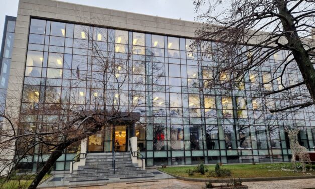 Fără concedieri, dar cu reduceri de cheltuieli salariale. Primarul Ştefan Ilie: „Vrem să unim nişte direcţii, să plătim mai puţini şefi”