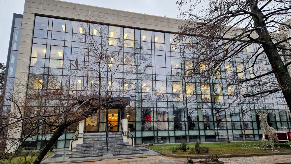 Fără concedieri, dar cu reduceri de cheltuieli salariale. Primarul Ştefan Ilie: „Vrem să unim nişte direcţii, să plătim mai puţini şefi”