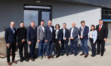 Comisarul european pentru Oceane şi Pescuit, în vizită la fabrica de produse piscicole Deltaica