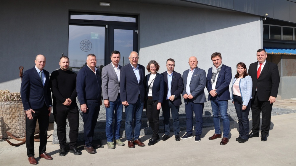 Comisarul european pentru Oceane şi Pescuit, în vizită la fabrica de produse piscicole Deltaica