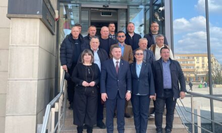 Facturi mai mici pentru iluminatul stradal în 11 comune tulcene. Primarii au semnat contractele de finanţare