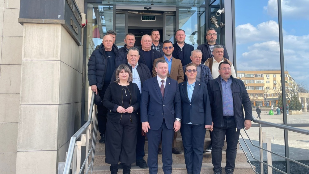 Facturi mai mici pentru iluminatul stradal în 11 comune tulcene. Primarii au semnat contractele de finanţare